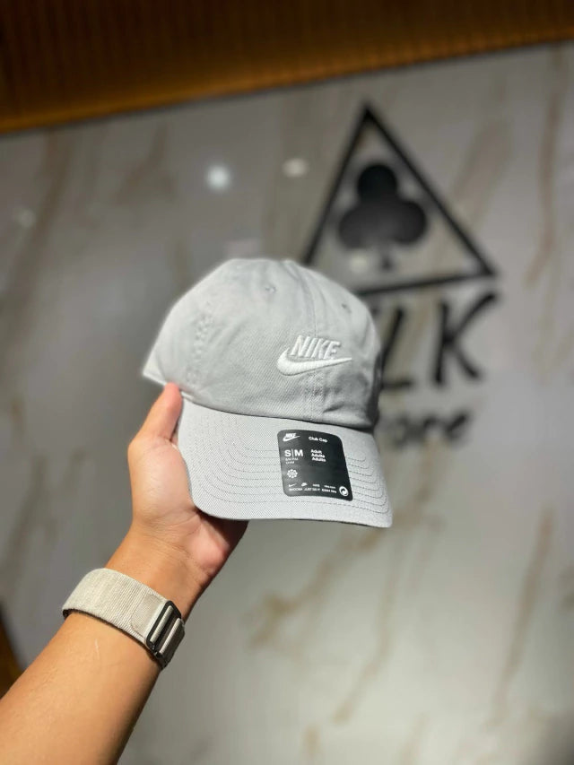 Boné Nike Club Futura Aba Curva Cinza